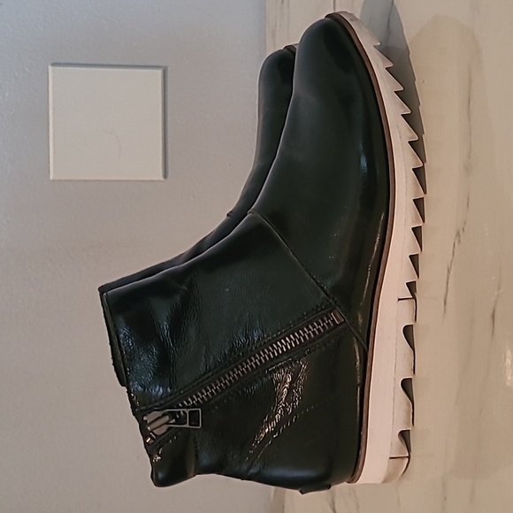 Sorel Harlow Black Waterproof Patent Leather Chelsea Zip Ankle Boots Wmns 8 - Picture 3 of 13